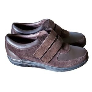 Gravity Defyer Women's Sz 10 MEEKA Gdefy Comfort Flats Brown Suede Leather Shoes